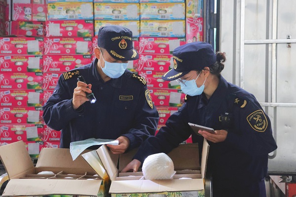 海关关员在河口公路口岸边民互市交易市场对以落地加工模式申报进口的越南鲜椰开展监管+毕然+摄